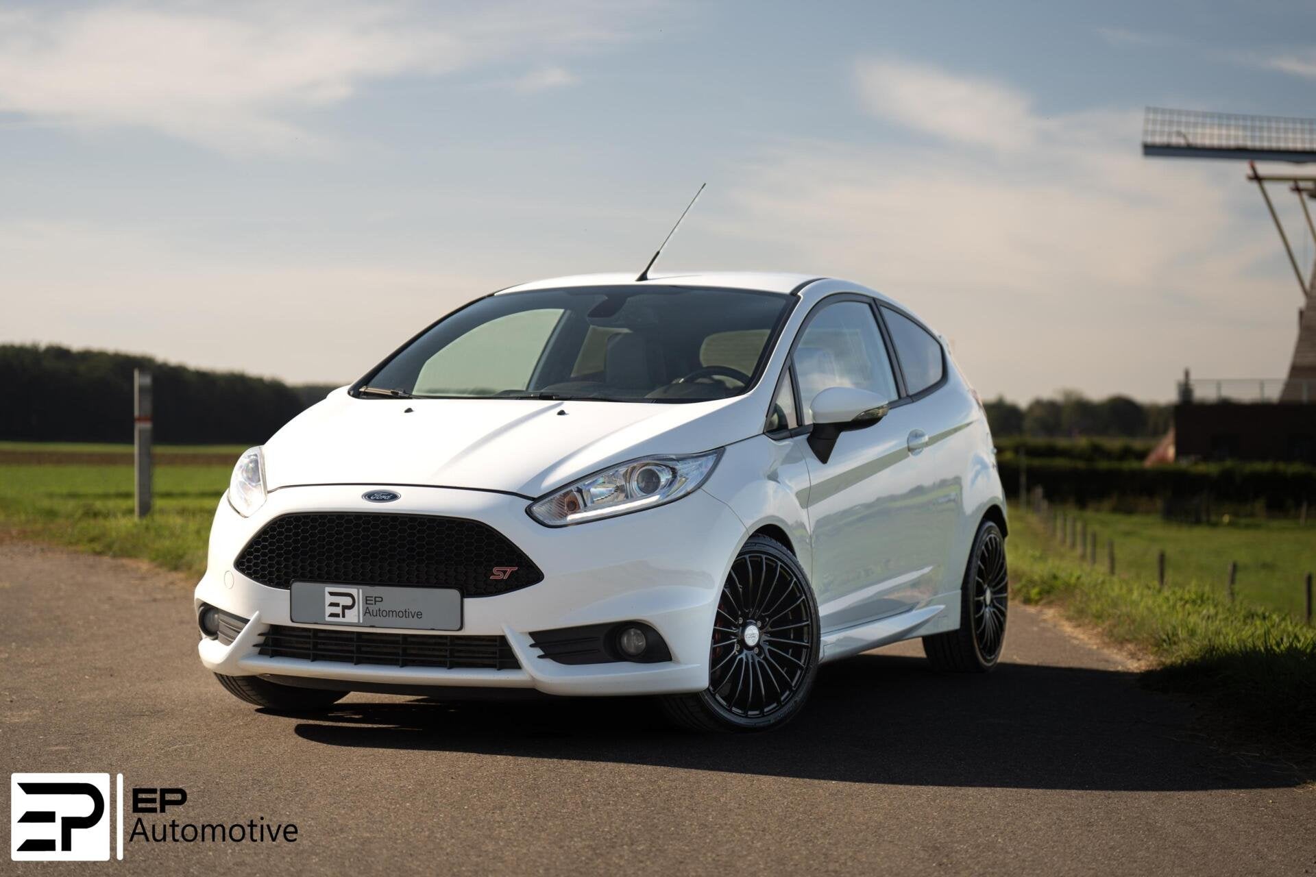 Ford Fiesta 1.6 ST2|Camera|Stoelverwarming|Recaro|Clima|17"|, Voorwielaandrijving, Gebruikt, 4 cilinders, Leder en Stof
