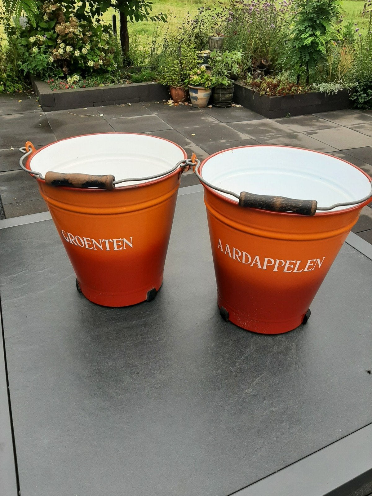 emaille emmers. oranje/rood aardappelen groente per stuk €29, Ophalen