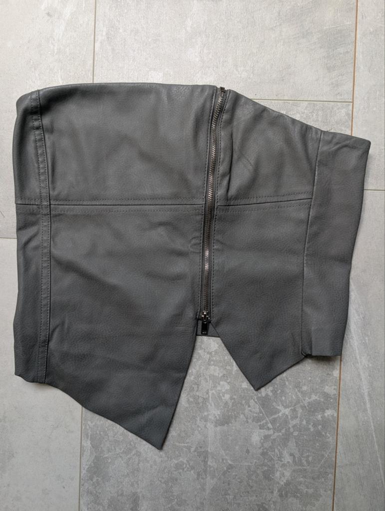 Stoere grijze top van Bershka, Zo goed als nieuw, Zonder mouw, Grijs, Bershka