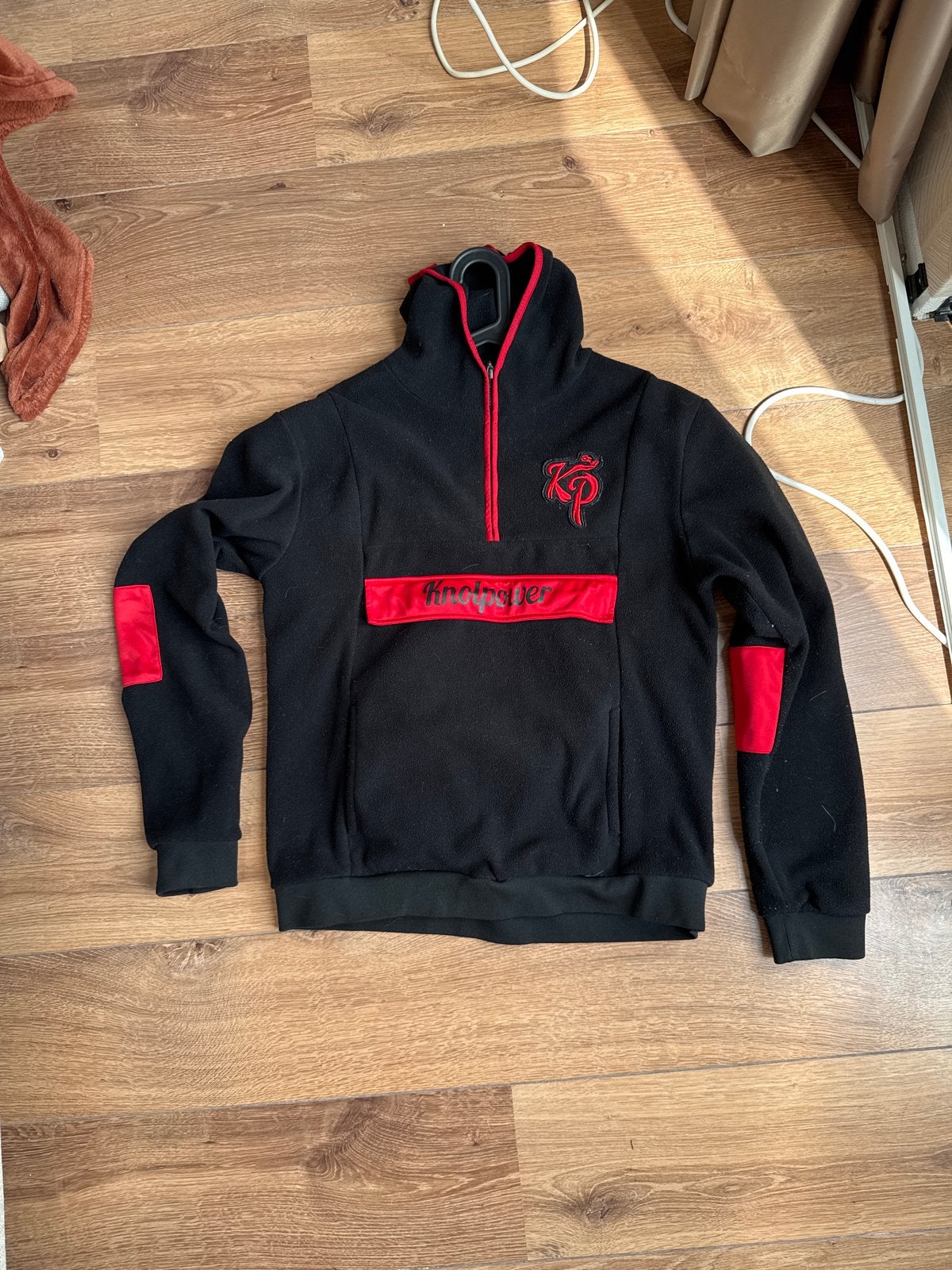 Zwarte KP Hoodie met rode details - Maat XL, Ophalen of Verzenden, Gedragen