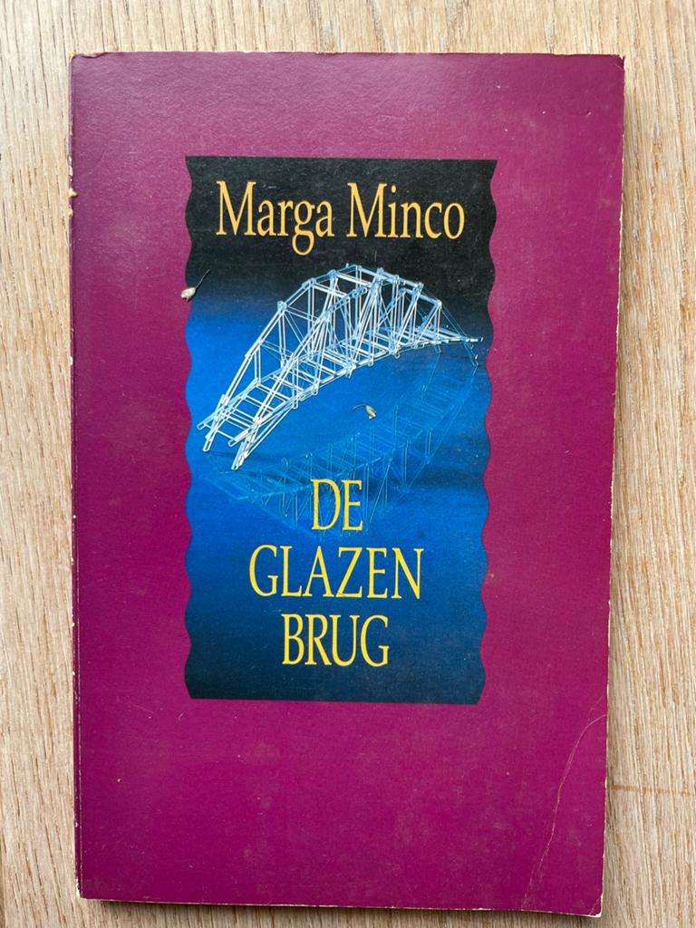 Marga Minco - De Glazen Brug ISBN 9070066556, Ophalen of Verzenden, Gelezen, Nederland