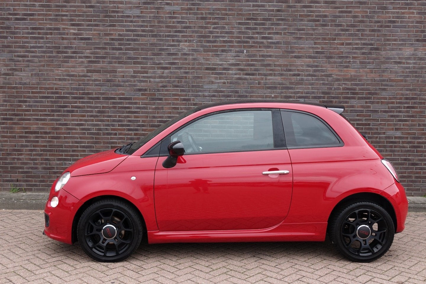 Fiat 500 0.9 TwinAir 500S Sport. airco, rood, zwarte velgen, Auto's, Voorwielaandrijving, Euro 5, 86 pk, Gebruikt