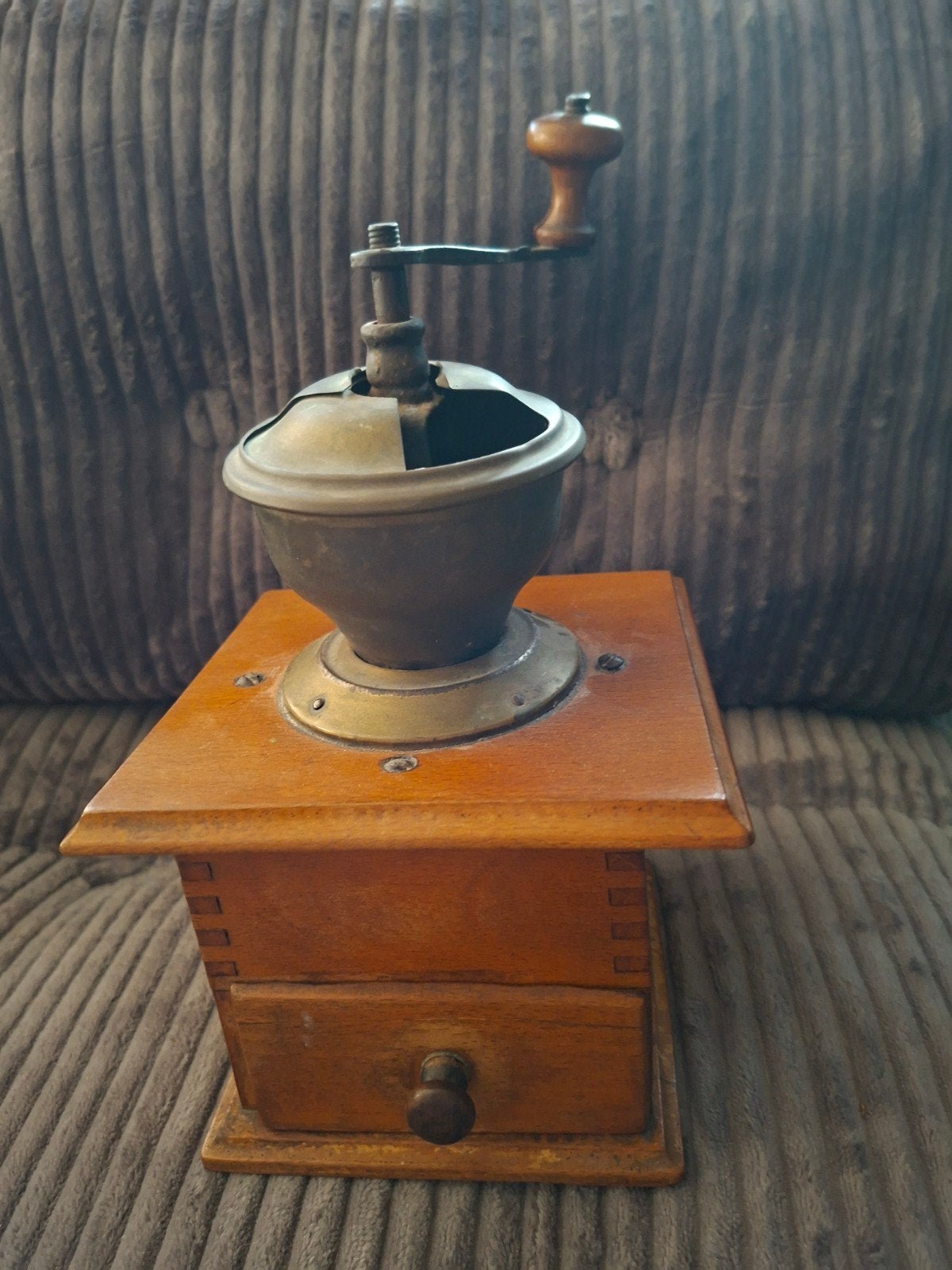 Antieke handmatige koffiemolen, Ophalen