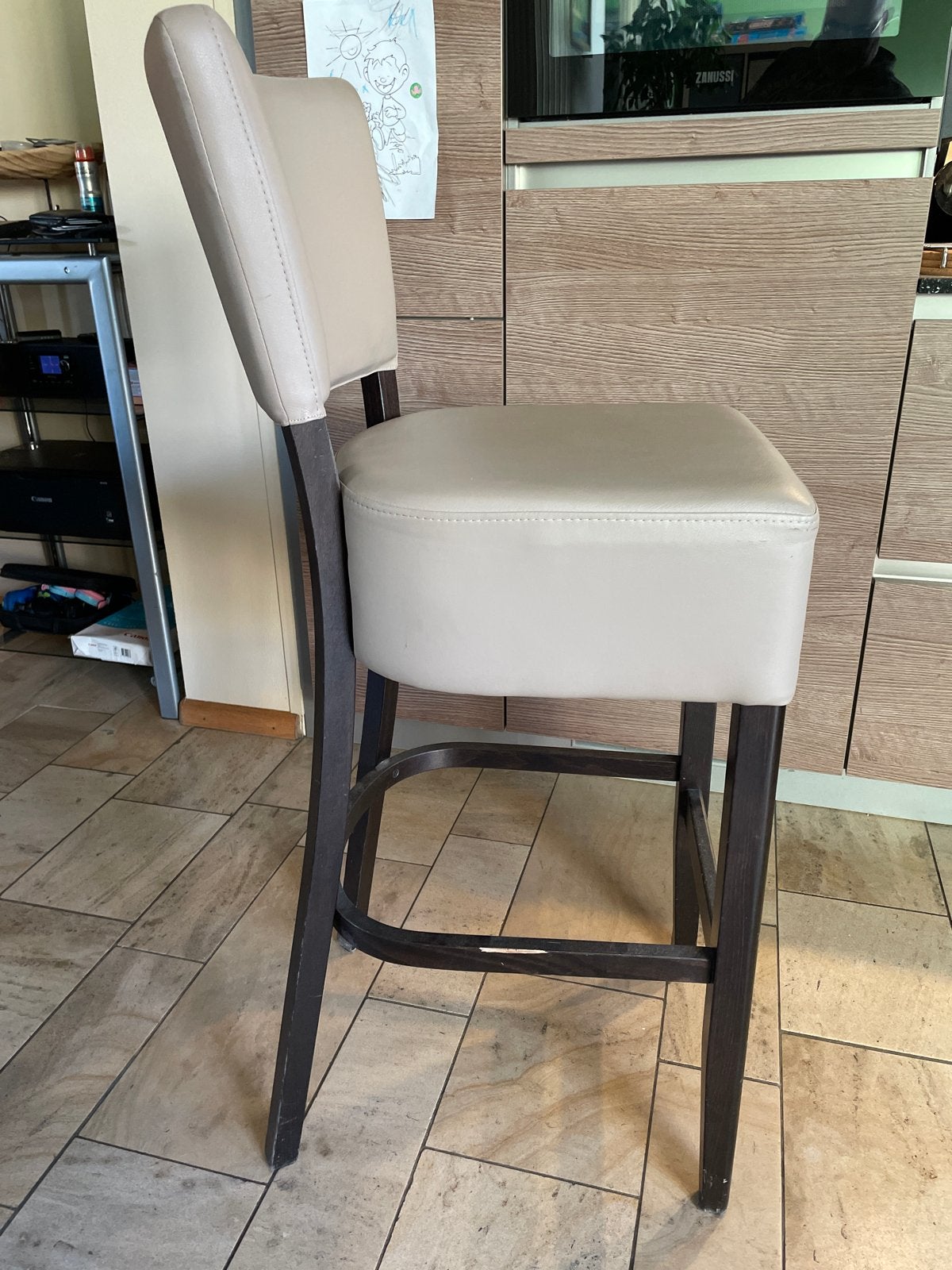 3 gebruikte barkrukken, 2 beige, 1 zwart, Ophalen, Kunststof, Gebruikt, 90 cm of meer
