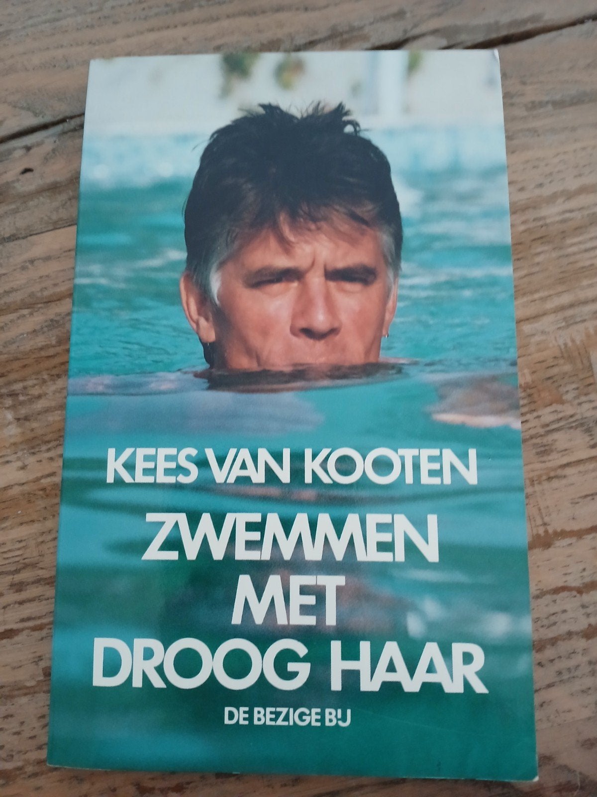 Zwemmen met droog haar - Kees van Kooten, Boeken, Ophalen of Verzenden, Gelezen, Kees van Kooten