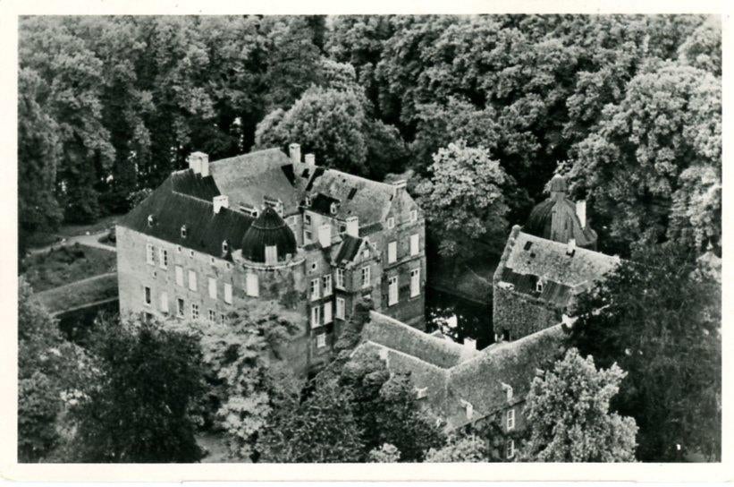 Well kasteel luchtfoto met 1e herstel dak na WOII, Ophalen of Verzenden, 1940 tot 1960, Gelopen, Limburg