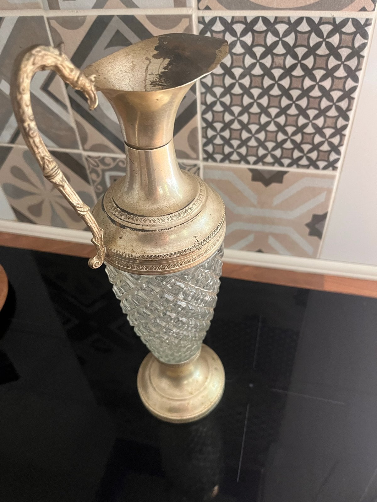 Vintage Italiaanse Karaf met Glazen Body en Metalen Handvat, Ophalen of Verzenden