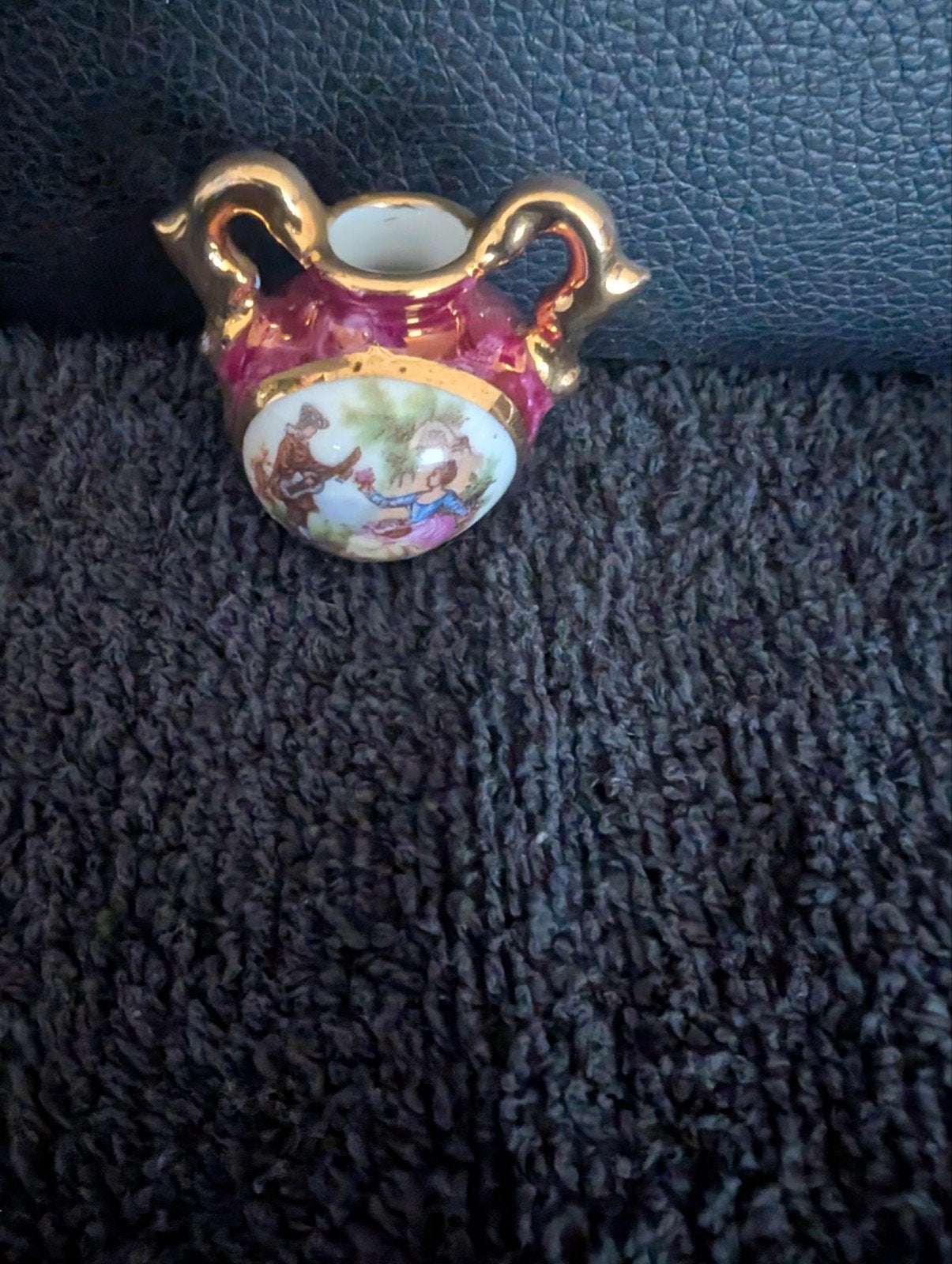 Antieke Limoges miniatuur vaasje met romantische scène, Ophalen of Verzenden