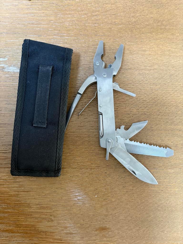 Multitool met tang, mes, zaag en etui, Ophalen of Verzenden, Zo goed als nieuw