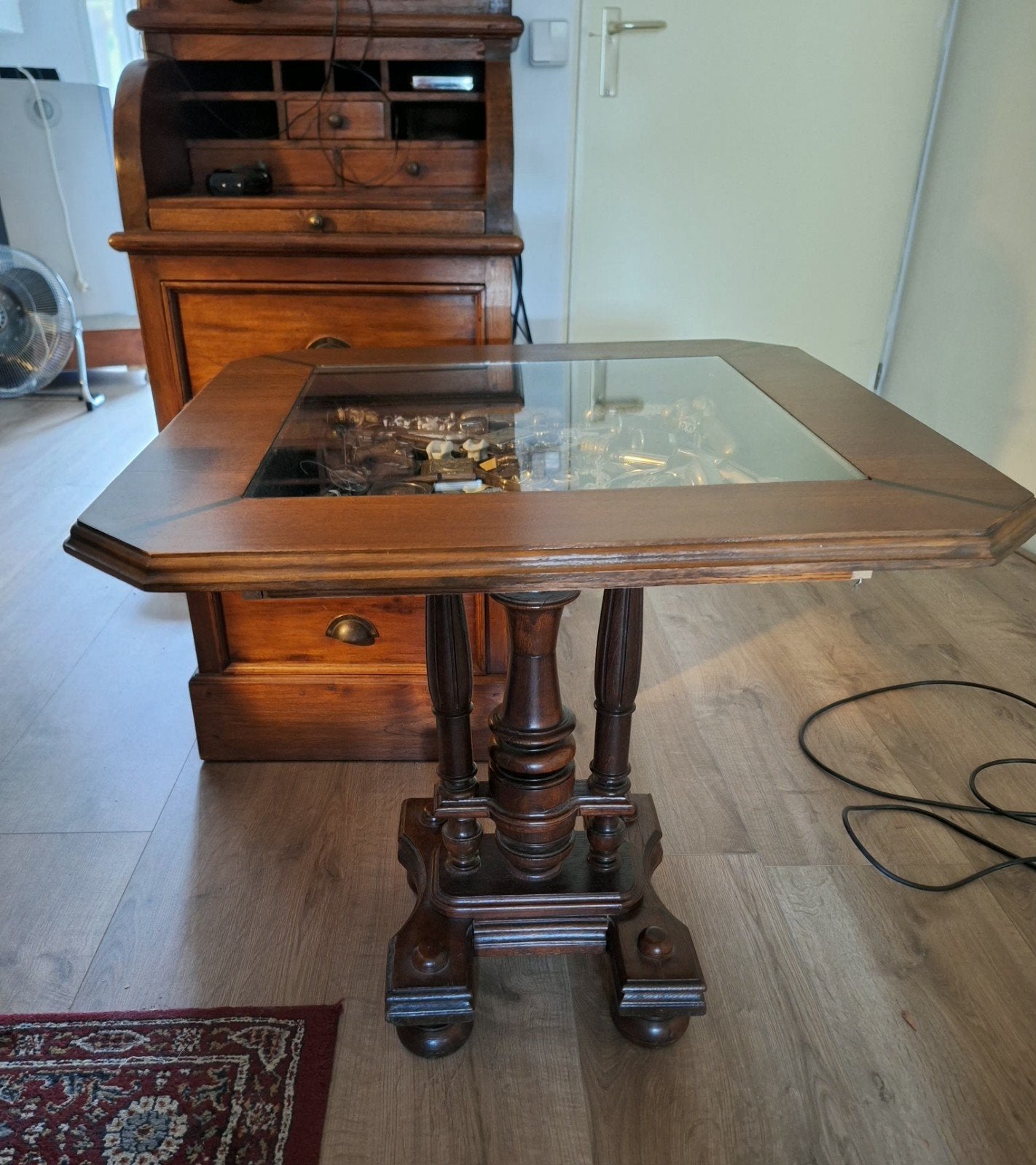 Antiek Henri Deux vitrine tafeltje., Antiek en Kunst, Ophalen