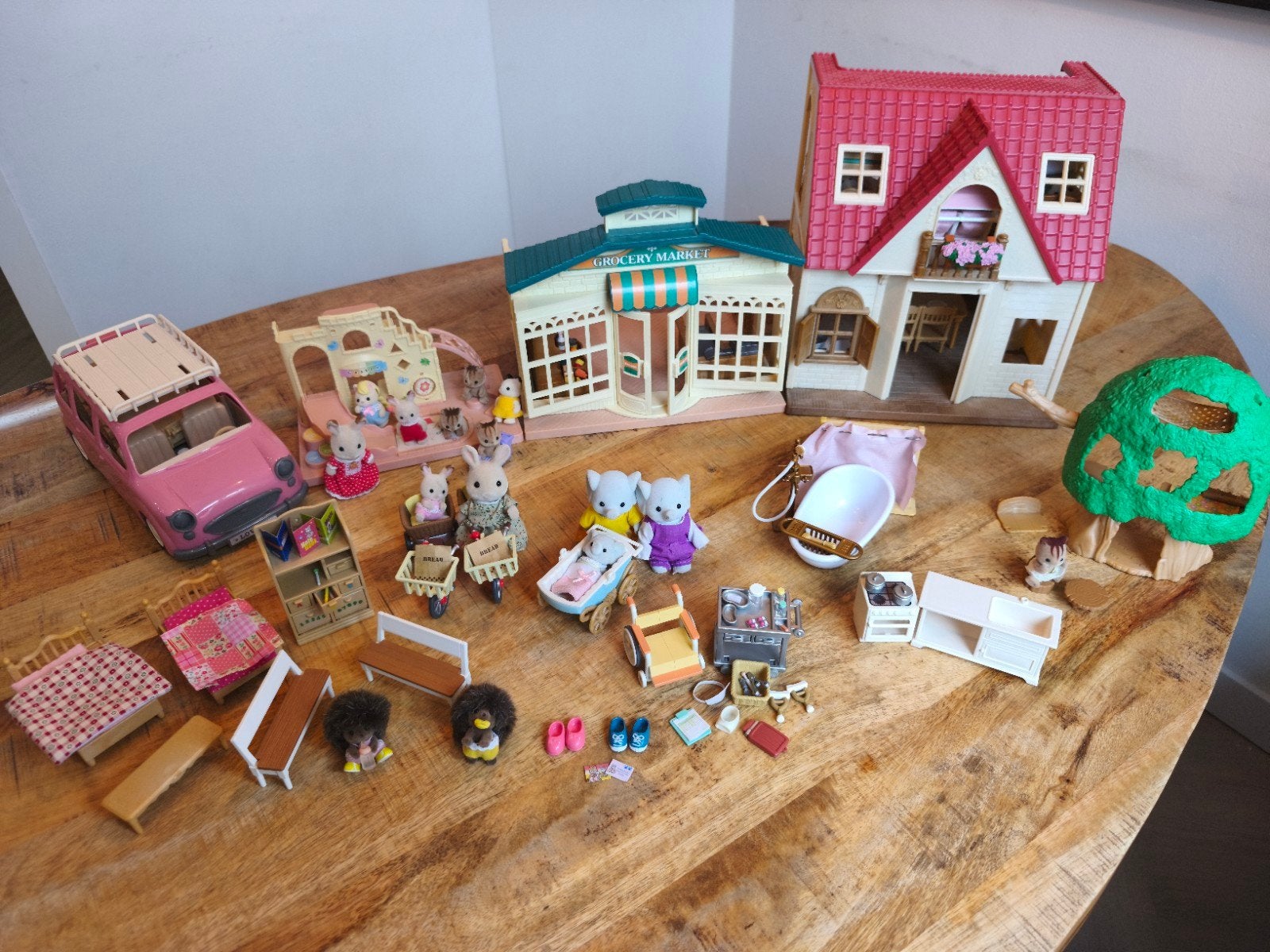 Sylvanian Families met oa huis, winkel en 19 poppetjes, Ophalen of Verzenden, Gebruikt, Jongen of Meisje