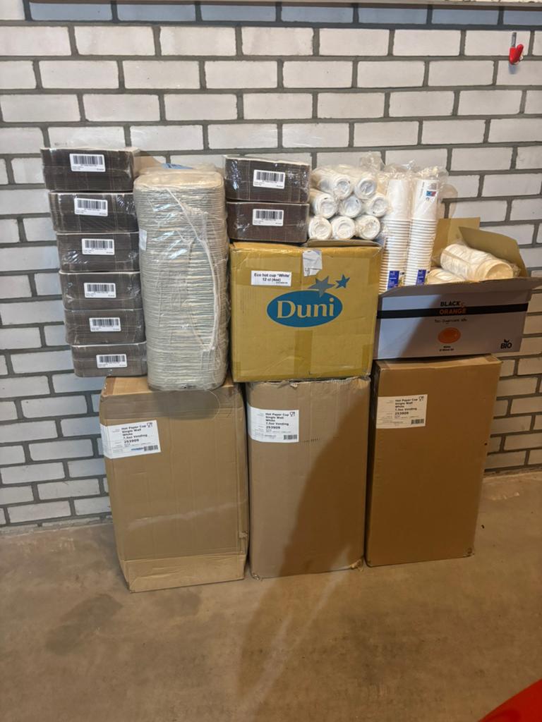 Grote partij koffiebekers, espressobekers en trays, Ophalen