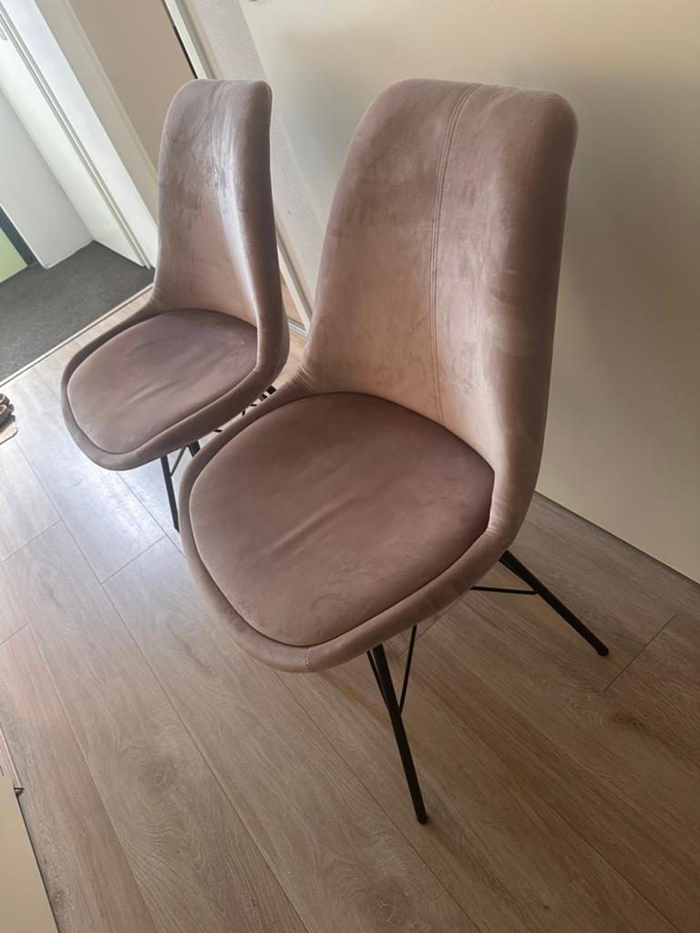 2 zachtroze eetkamerstoelen, zwart metalen frame, Ophalen, Twee, Overige kleuren, Zo goed als nieuw