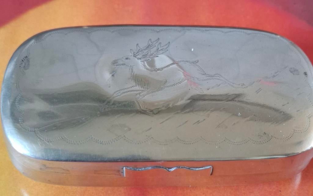 Tabaksdoos.  Hert gravure. Ca 1800/1850. 11.5 x 7 x 3 cm., Ophalen, Zo goed als nieuw, Tabaksdoos of Verpakking