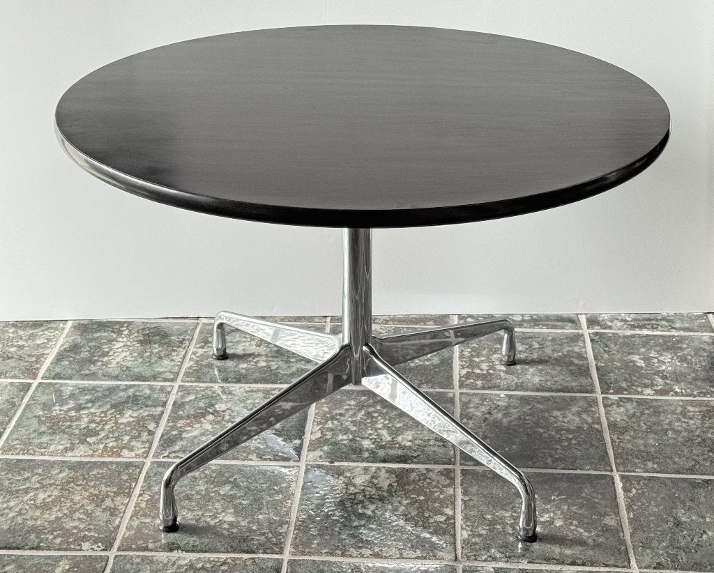Vitra Eames segmented table Ø 110cm black oak ZGAN, Vitra, Ophalen of Verzenden, Zo goed als nieuw, Vijf personen of meer