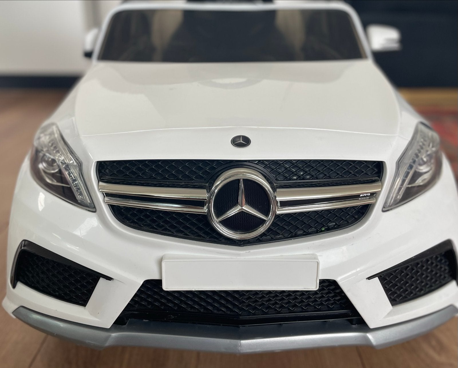 Mercedes Benz kinderauto met oplader, Ophalen, Gebruikt
