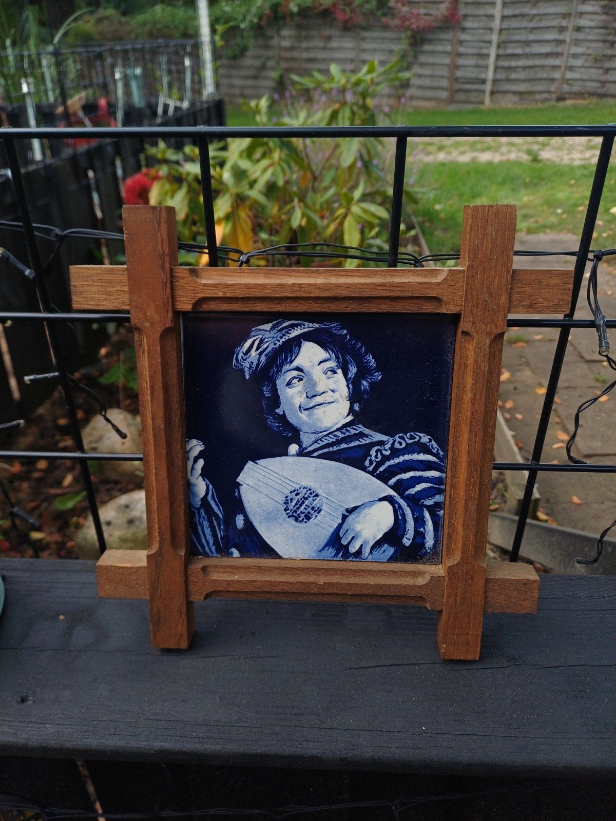Delfts Blauw Tegeltableau met Luitspeler in Houten Lijst, Ophalen of Verzenden