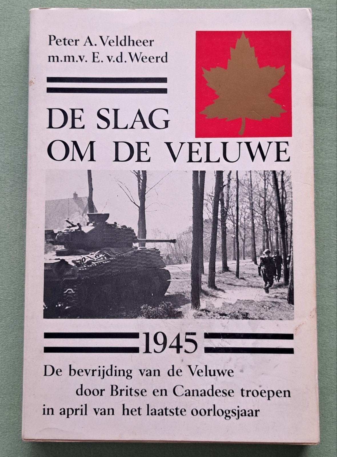 De slag om de Veluwe 1945 - Britse en Canadese troepen, Boeken, Tweede Wereldoorlog, Ophalen of Verzenden, Zo goed als nieuw, Peter A. Veldheer en E. v.d. Weerd