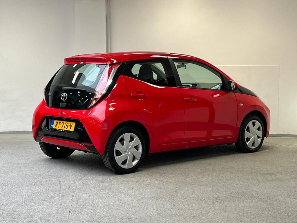 Toyota Aygo 1.0 VVT-i x-play | CAMERA |, Stof, Gebruikt, Met garantie (alle), 4 stoelen