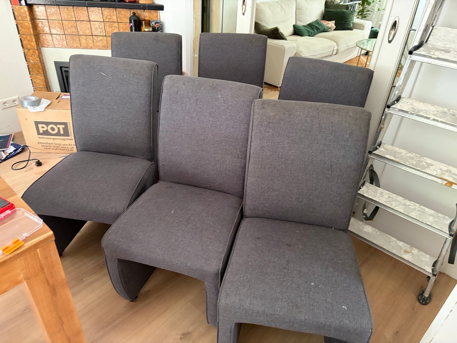 6x Donkergrijze eetkamerstoelen met wieltjes, Huis en Inrichting, Stoelen, Ophalen, Gebruikt, Vijf, Zes of meer stoelen, Stof