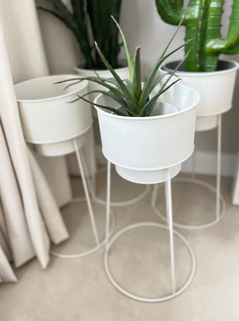 4 witte bloem of plantenpotten op voet/ verhoging, Tuin en Terras, Bloempotten, Ophalen, Rond, Zo goed als nieuw, Balkon