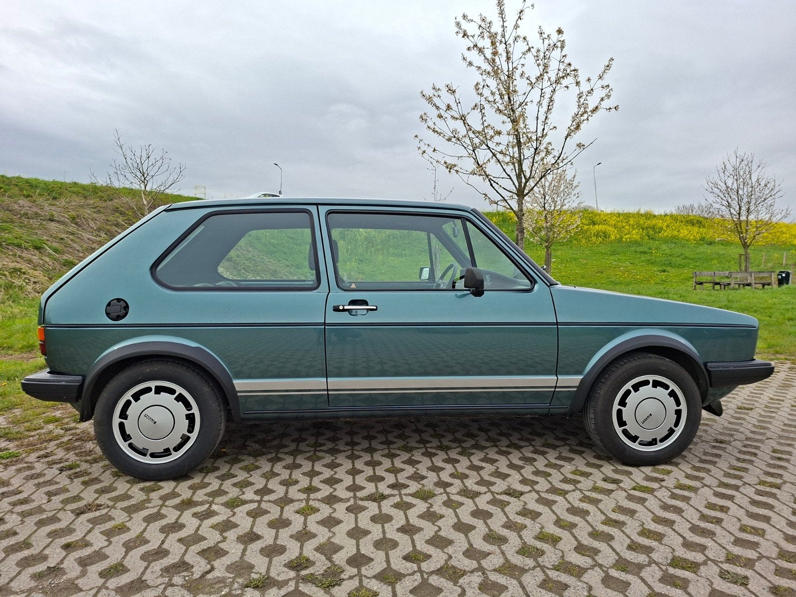 Nieuwe striping zilvergrijs voor zijkant VW Golf 1 GTI, Auto diversen, Ophalen of Verzenden