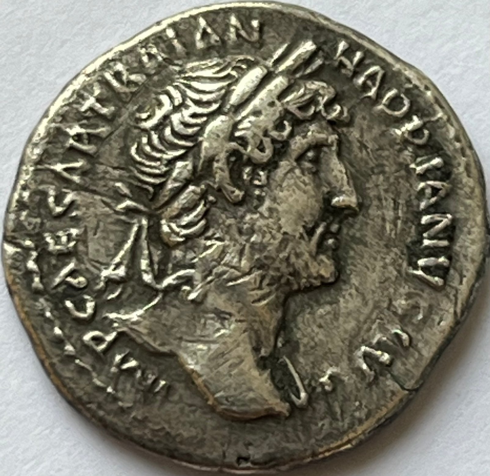 Schaarse zilveren denarius Hadrianus Hilaritas, Postzegels en Munten, Ophalen of Verzenden, Overige landen, Losse munt, Zilver