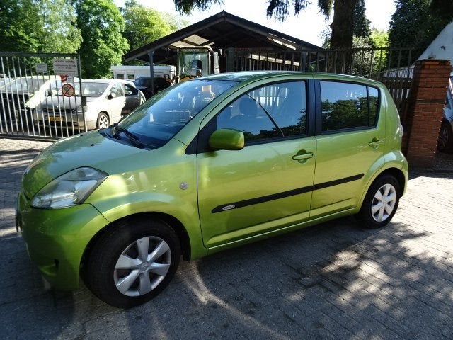 Daihatsu Sirion bj 2009 motorschade 1.0 69pk voor demontage., Gebruikt, Daihatsu, -, -
