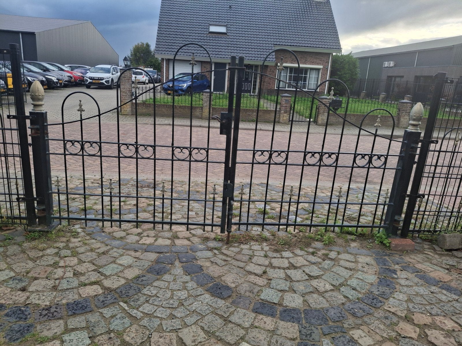 Zwart sierhekwerk met poort -, Ophalen, Met poort, Gebruikt, Sierhekwerk