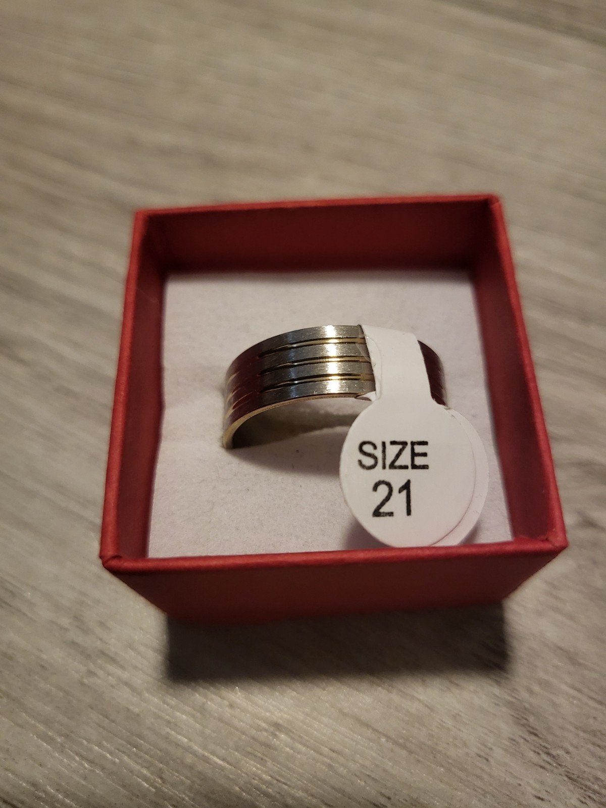Nieuwe ring, maat 21, zilverkleurig met goudkleurige strepen, 20 of groter, IJzer of Staal, Nieuw, Ophalen of Verzenden