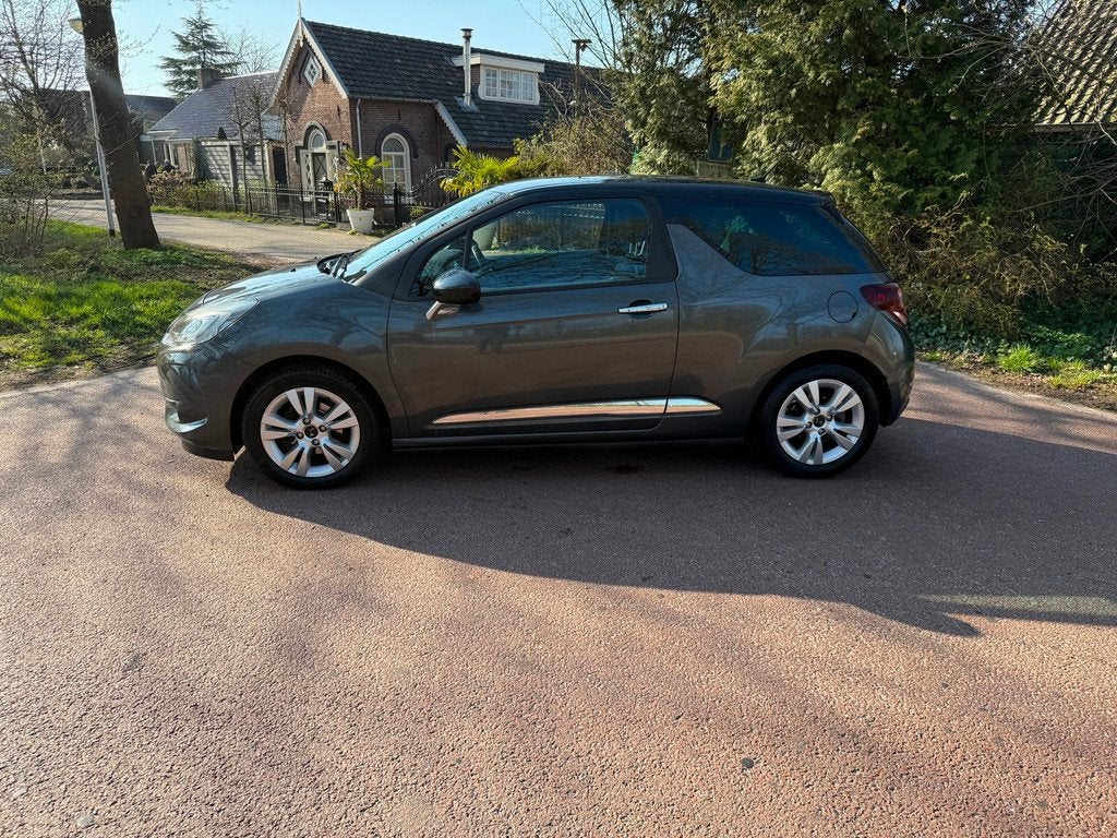 DS 3 1.2 PureTech So Chic / Navi / Airco / xenon / NAP / PDC, Voorwielaandrijving, 23 km/l, Origineel Nederlands, Bedrijf