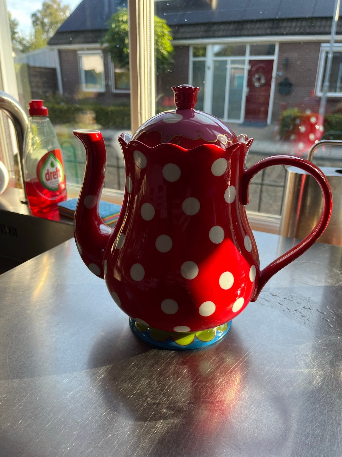 Decoratieve oilily theepot met stippen - handvat gescheurd, Gebruikt, Steen/keramiek, Rood, Ophalen