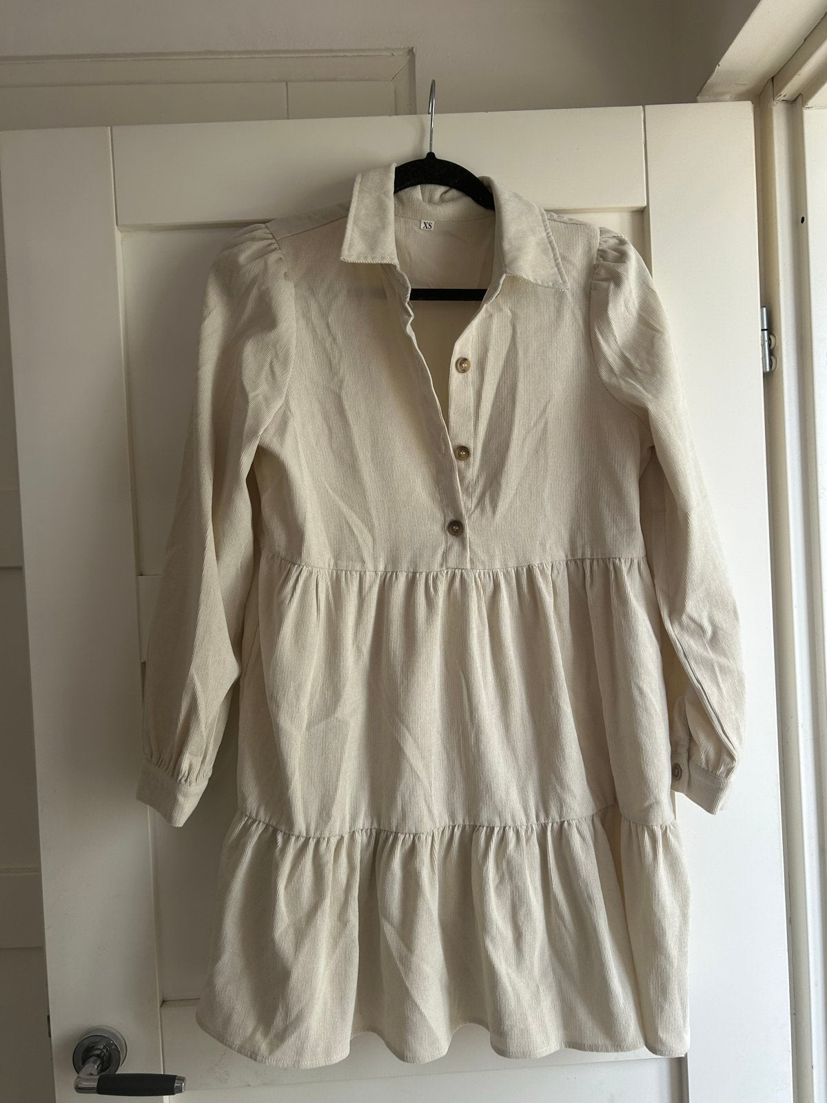 Crèmekleurige ribfluwelen jurk met lange mouwen, Kleding | Dames, Jurken, Beige, Ophalen of Verzenden, Zo goed als nieuw, Maat 34 (XS) of kleiner