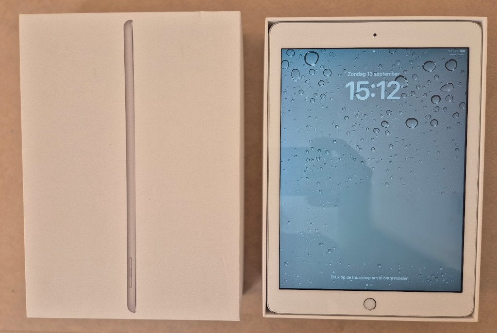Apple iPad 9,7-inch 32 Gb (5e) zilver MP2G2NF/A model A1822, Computers en Software, 10 inch, 32 GB, Apple iPad, Ophalen of Verzenden