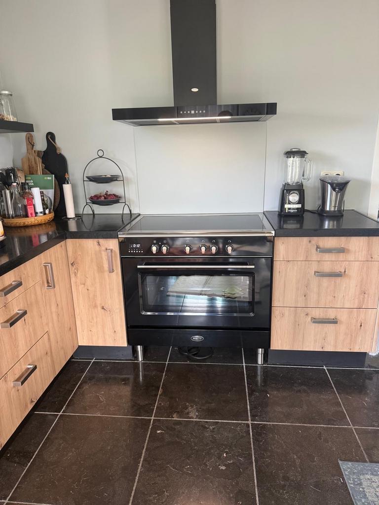 Moderne keuken met Boretti inductiefornuis en Samsung koelka, Ophalen, Gebruikt, Bruin, Hoekkeuken
