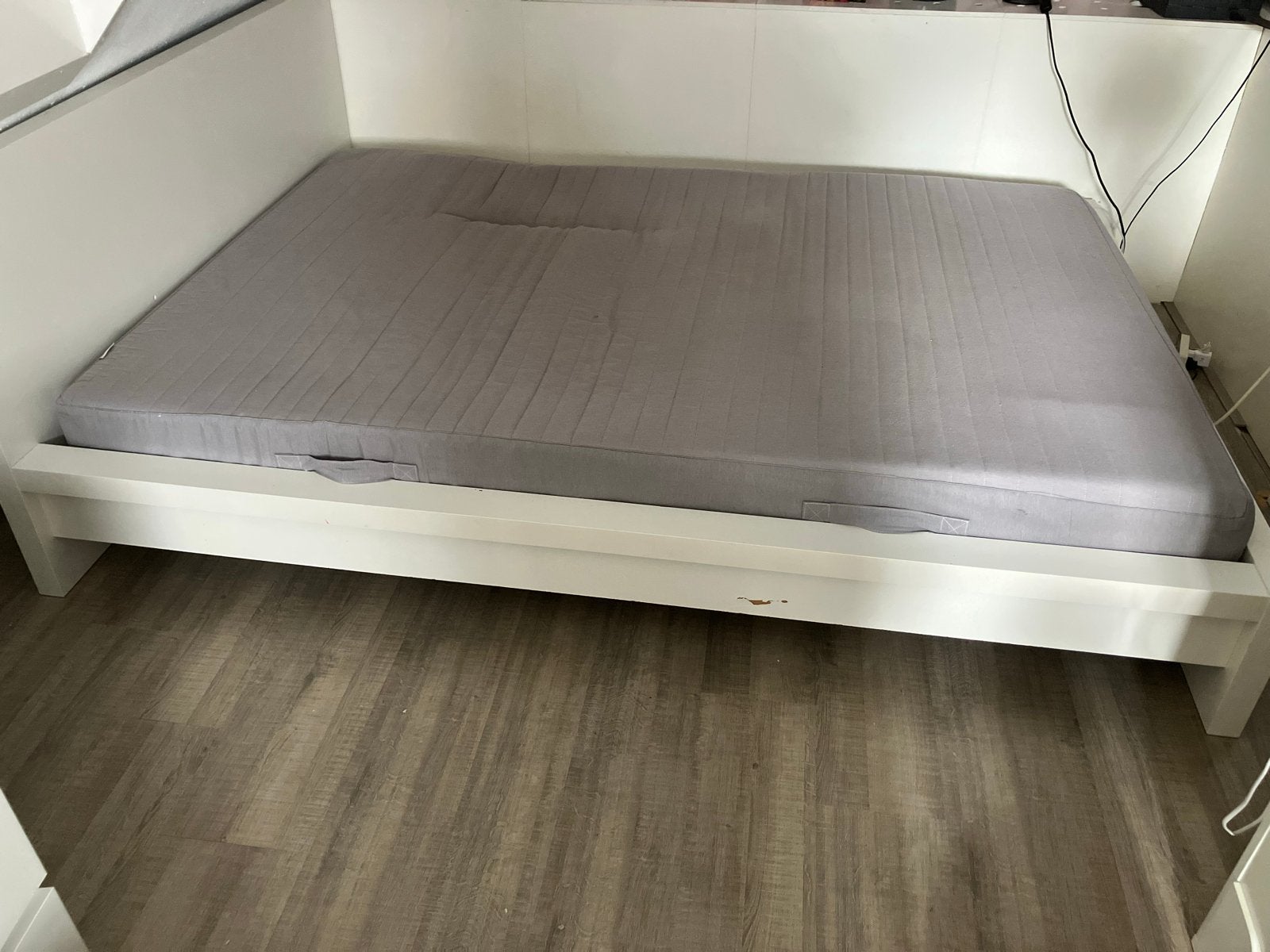 Gratis ophalen: Wit bedframe met lattenbodem en matras, Huis en Inrichting, Ophalen, Gebruikt, Tweepersoons, Overige maten