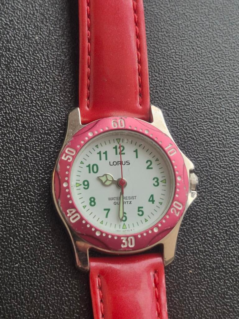 Schattig Lorus horloge rood met groen zo goed als nieuw!, Ophalen of Verzenden, Zo goed als nieuw, Rood, Jongen of Meisje