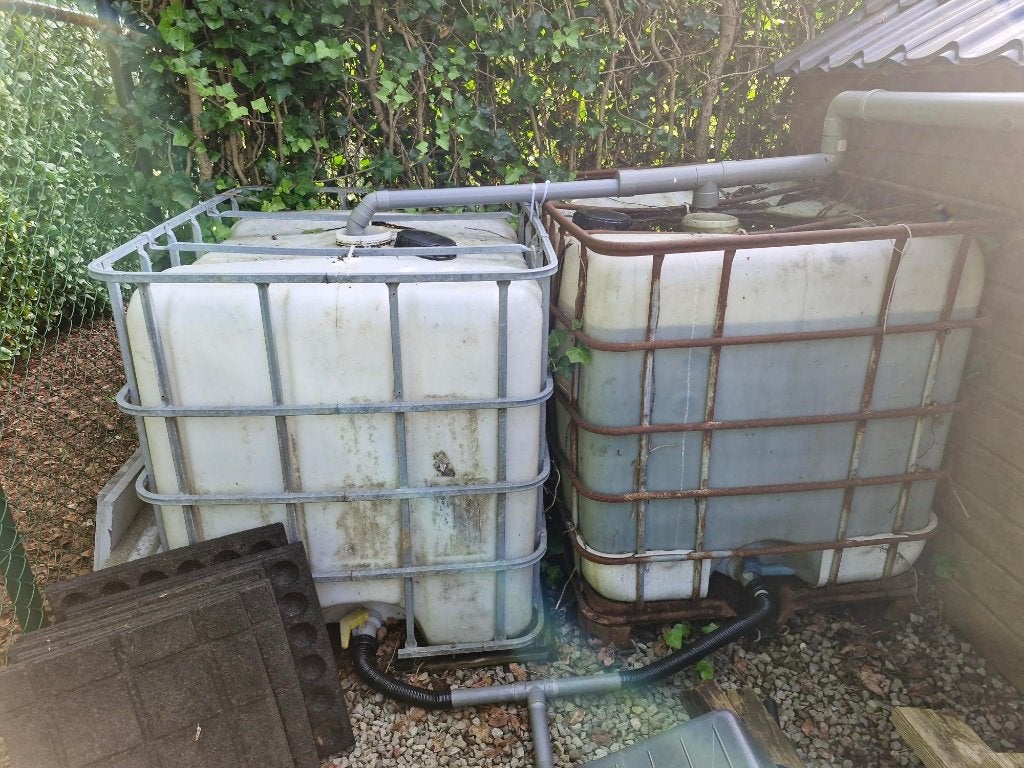Gratis. 2 x IBC container 1000 liter, 150 liter of meer, Ophalen, Gebruikt, Met kraantje