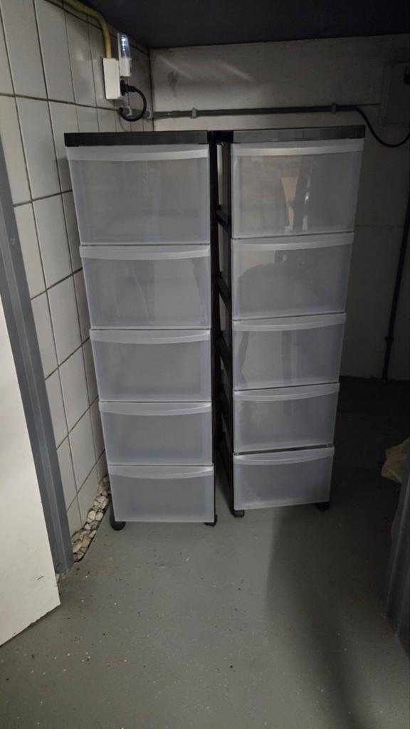 2.  Curver  torens lades met wielen 5x 20 ltr, Ophalen, Zo goed als nieuw