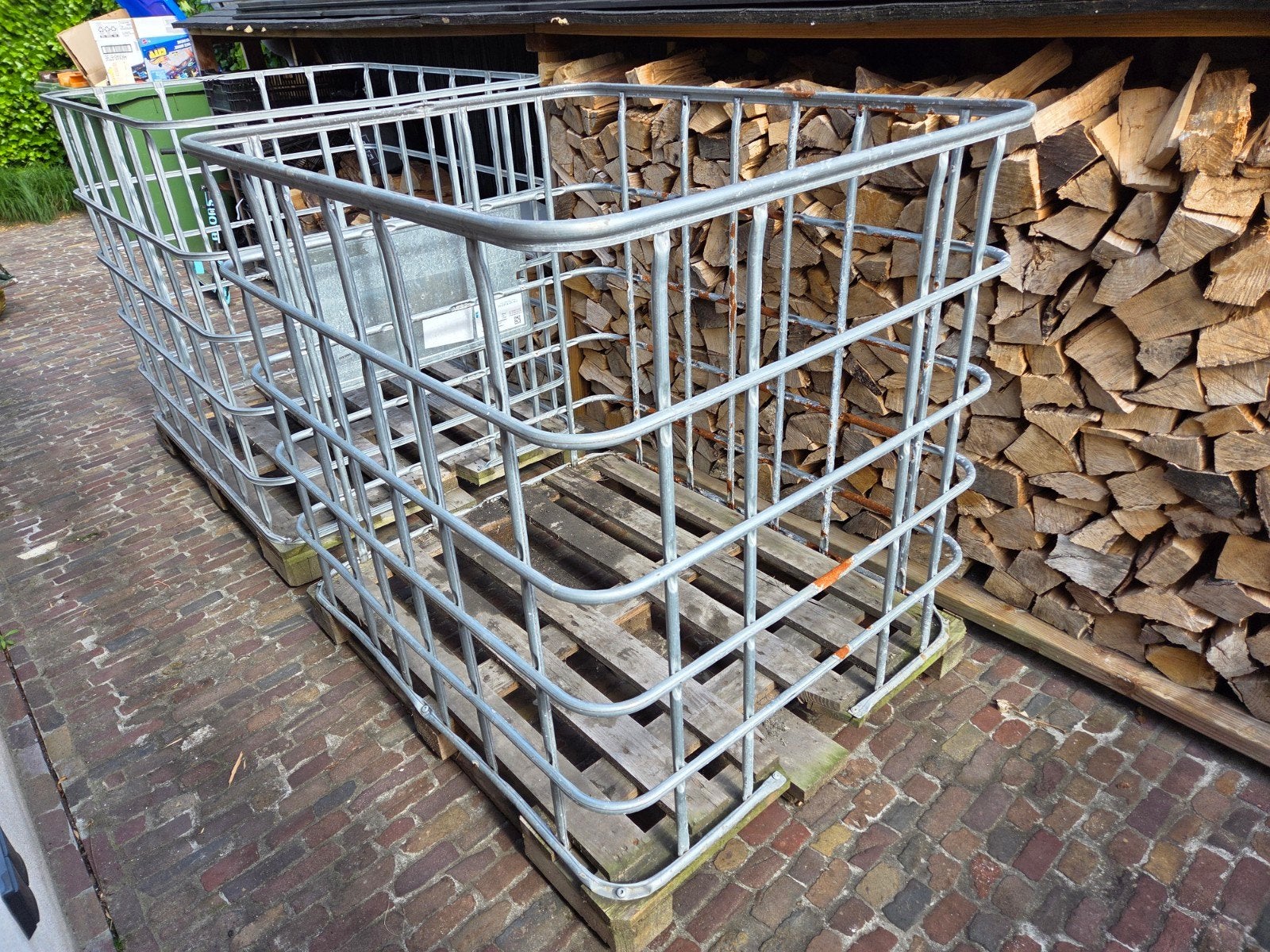 2 metalen kooien op pallets (IBC's) voor opslag of transport, Ophalen, Gebruikt, 100 cm of meer, 60 cm of meer