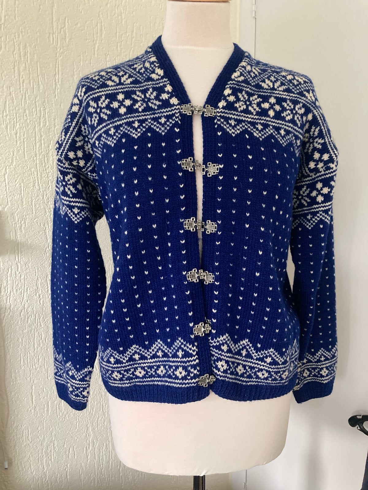 Vintage Noorse wollen cardigan met haaksluitingen, Kleding | Dames, Truien en Vesten, Verzenden, Zo goed als nieuw, Maat 38/40 (M)