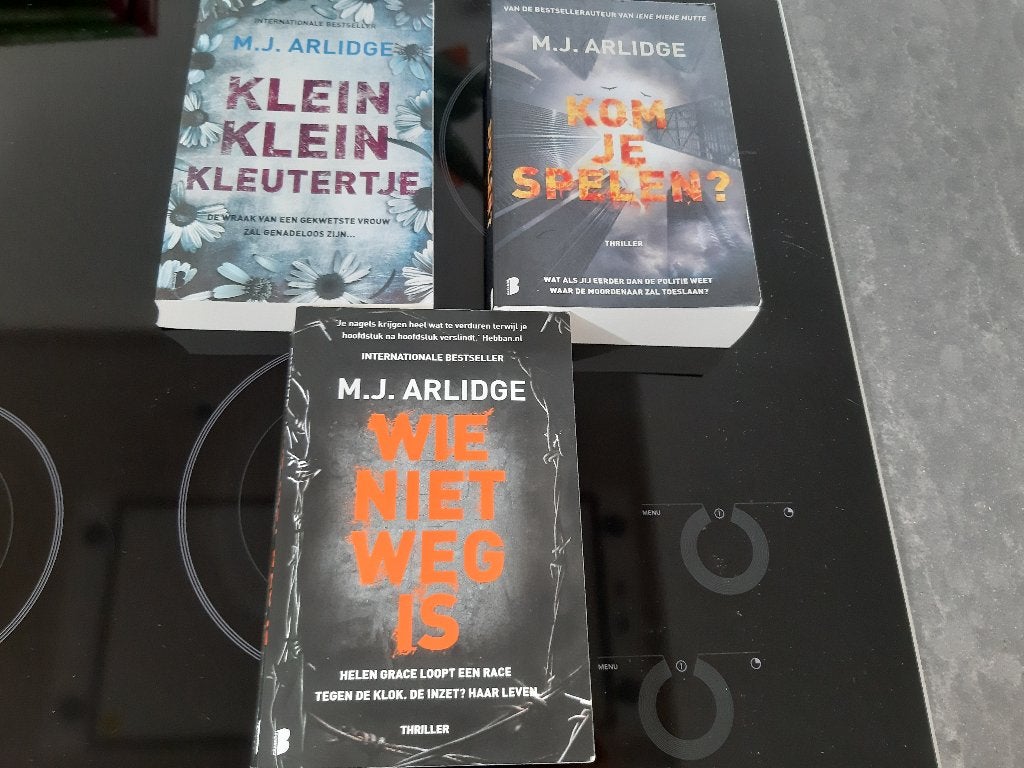 M.J. Arlidge - Klein klein kleutertje - Kom je spelen?  enz., Boeken, Thrillers, Ophalen, Zo goed als nieuw, M.J. Arlidge
