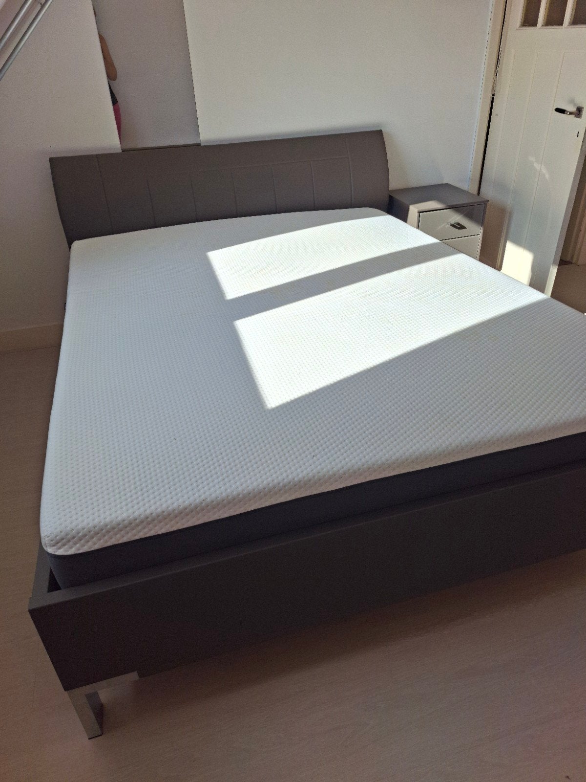 Foto 6 van Emma bedombouw met matras en nachtkastje 180x200