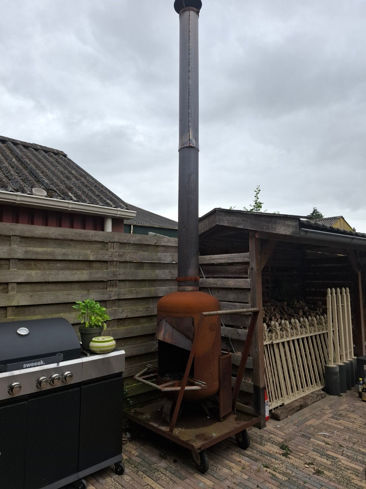 Robuuste buitenkachel met hoge pijp, Tuin en Terras, Ophalen, Gebruikt, Vuurton
