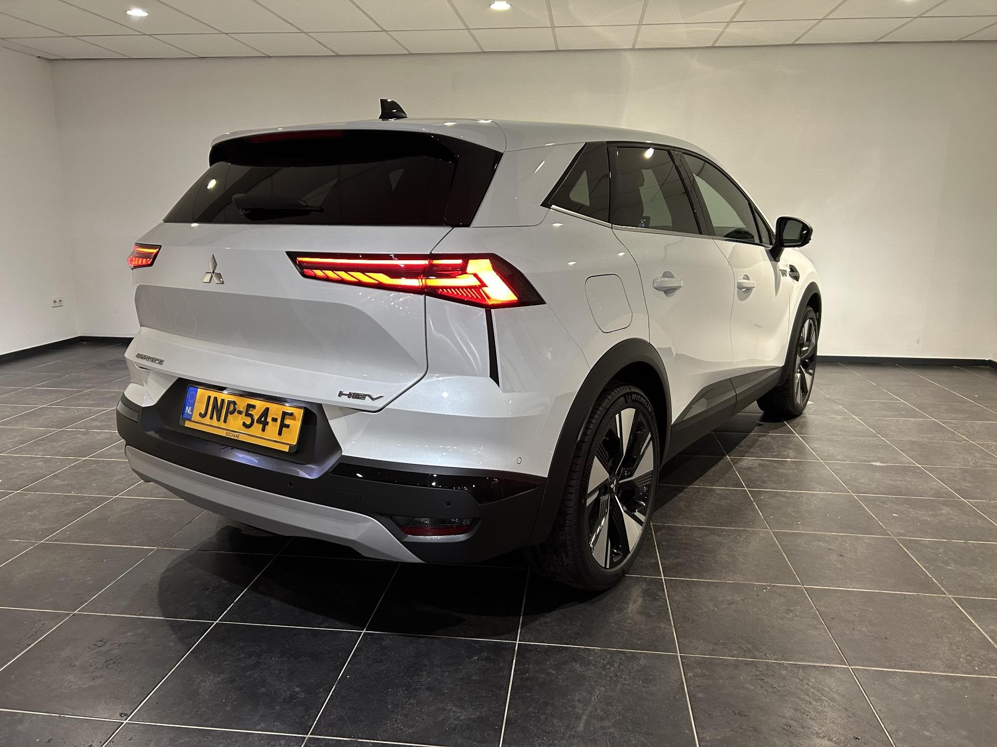 Mitsubishi Grandis 1.8 HEV Instyle | Panoramadak | Harman /, Auto's, 730 kg, Euro 6, Automatische klimaatregeling, Wit