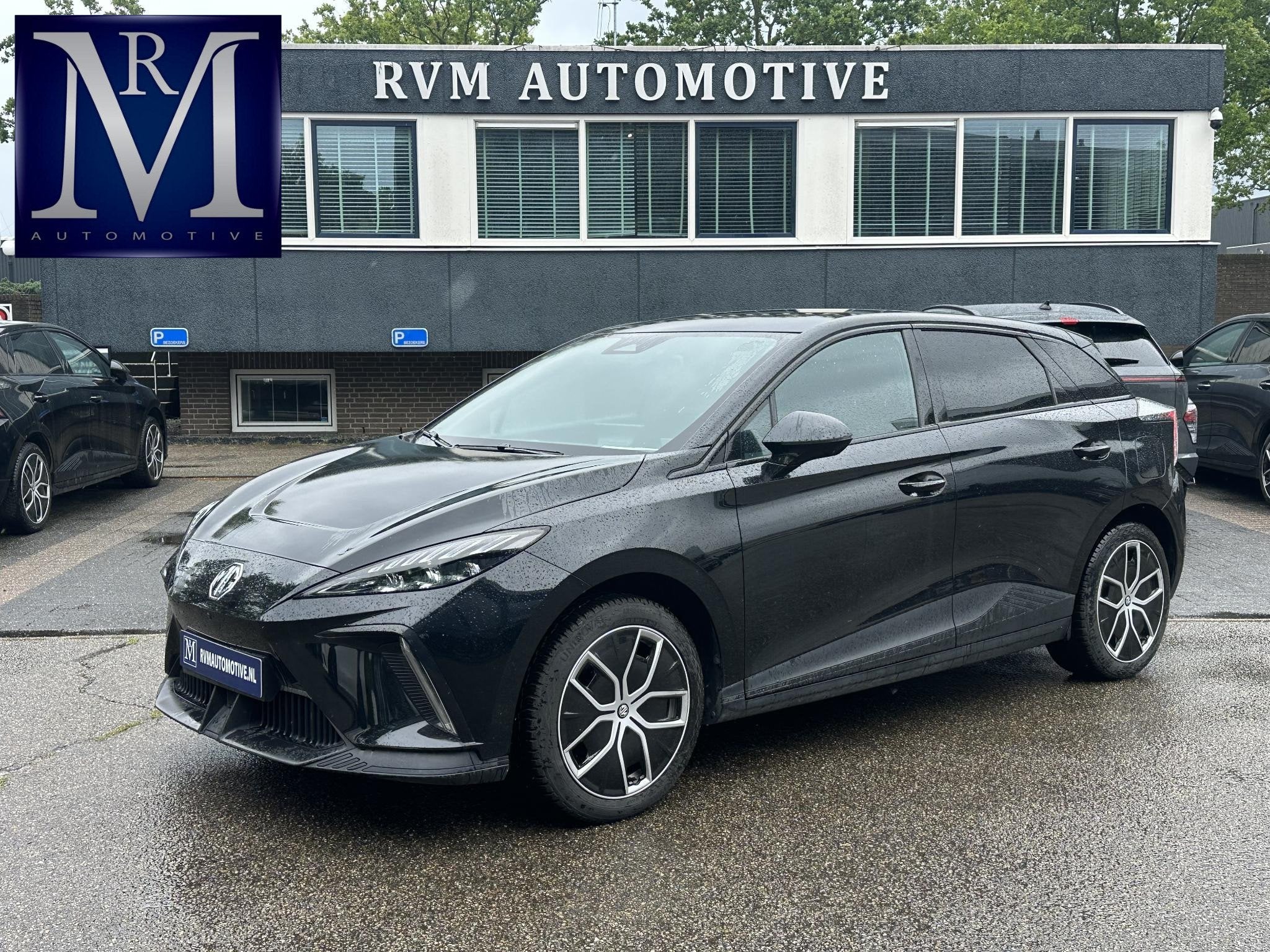 MG MG 4 Electric luxury RIJKLAARPRIJS INC. 12 MND BOVAG GARA, Auto's, Automaat, Achterwielaandrijving, Gebruikt, Zwart
