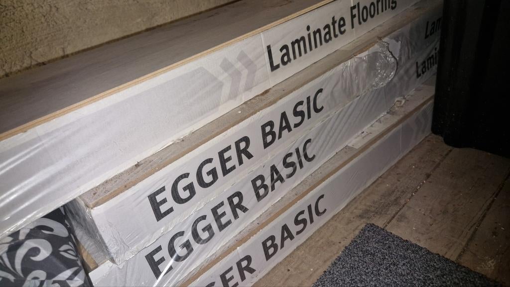 4 pakken laminaat Leen Bakker Egger Basic 2.7m² per pak, Doe-het-zelf en Verbouw, Ophalen, 50 tot 150 cm, Nieuw, 10 m² of meer