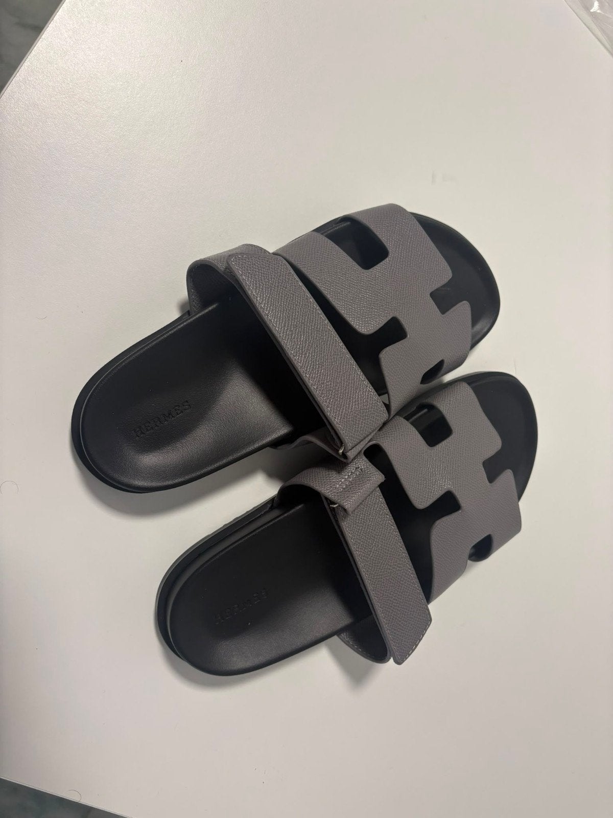Hermes Slippers - Nieuw in verpakking, Slippers, Nieuw, Ophalen of Verzenden, Grijs