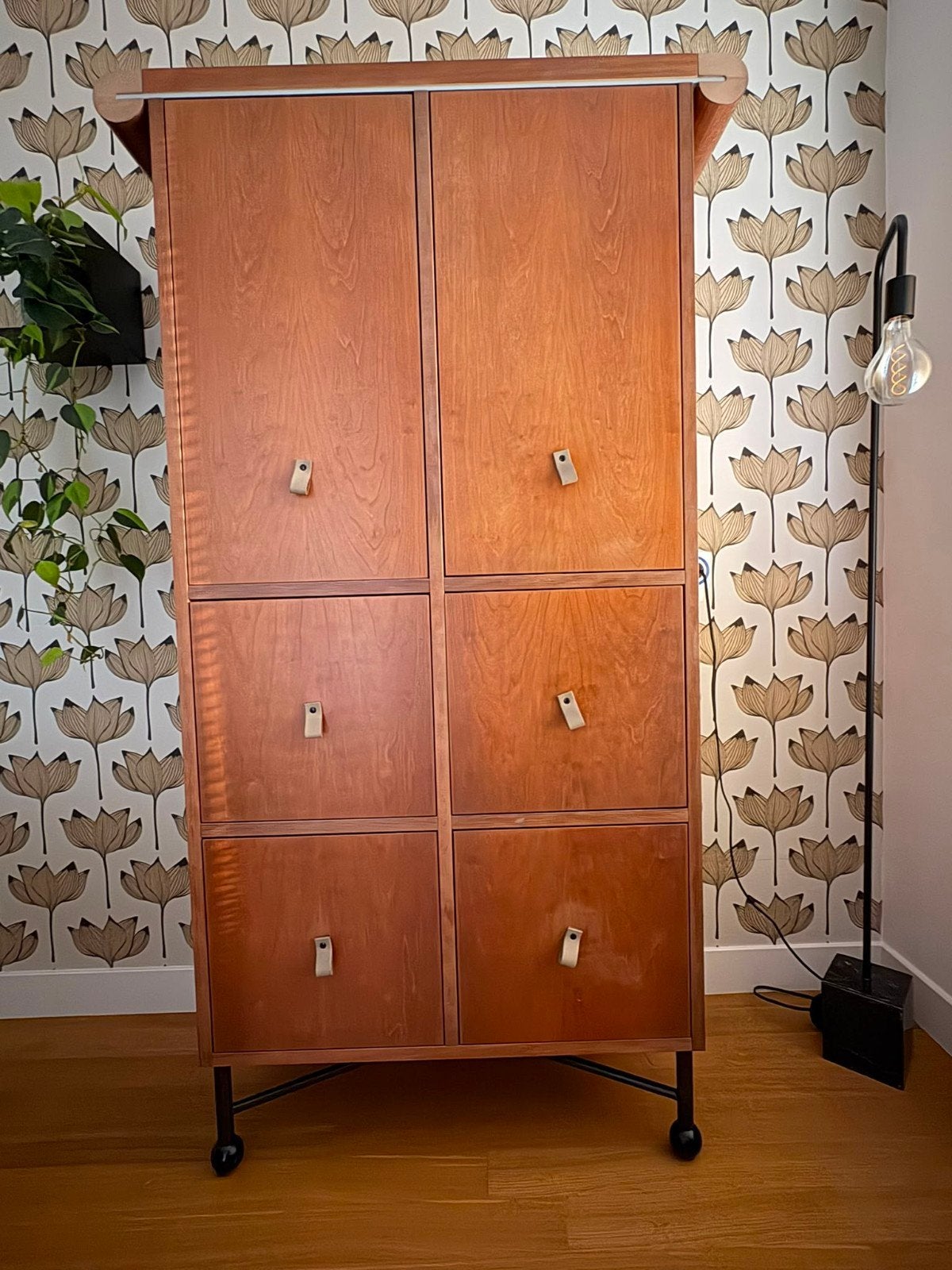 Mahonie houten kast met 2 deuren 4 laden., Ophalen, Zo goed als nieuw, Minder dan 150 cm, 150 tot 200 cm
