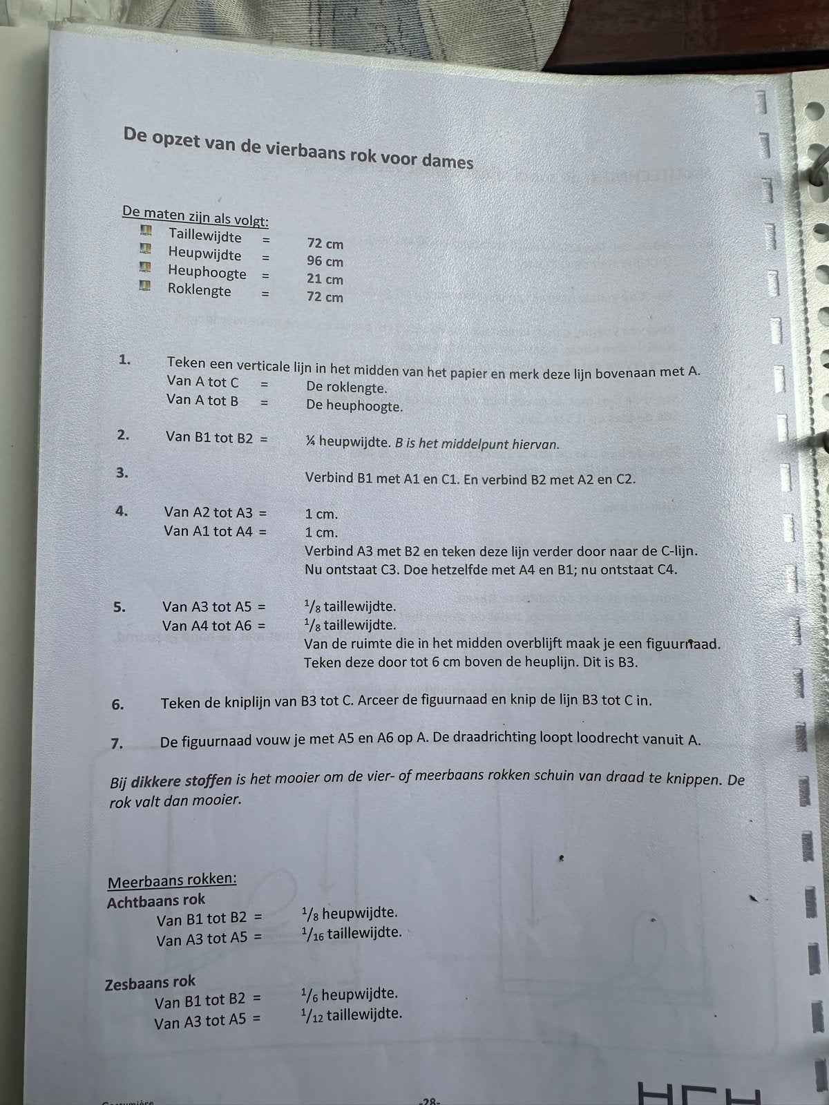 Cursusboek Costumière deel 1 - Rokken patronen tekenen, Ophalen of Verzenden, Gelezen, Overige niveaus